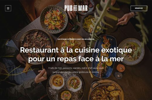 Vue aérienne d'un festin convivial, cuisine colorée, réservation en ligne pour "PUB DEL MAR".