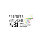 Logo "Pyrénées Méditerranée Invest" texte noir, ruban coloré évoquant expansion et connexion économique.