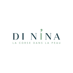 Logo "DI NIÑA" vert foncé élégant, accent vert clair ; slogan "LA CORSE DANS LA PEAU" sur fond blanc.